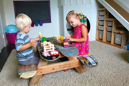 Una mesa infantil con monopatines