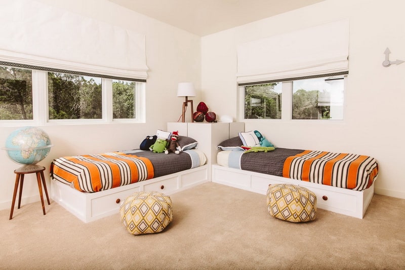 Dormitorio juvenil pequeño con dos camas